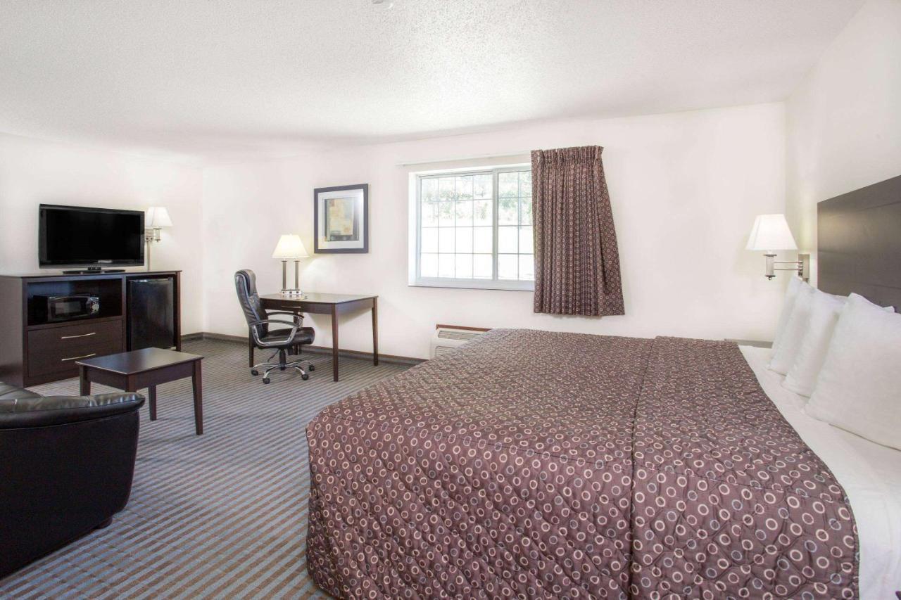 Super 8 By Wyndham Cedar Falls Exterior foto